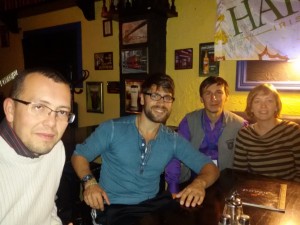 Unerwartete gesellige Runde im Irish Pub