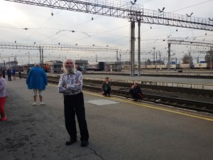 Russen am Bahnhof von Jekaterinburg